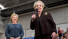 Madeleine Albright (de&scaron;inėje) ir Hillary Clinton