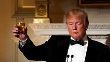 Donaldas Trumpas i&scaron;kilmingos vakarienės sveikina prezidentą Emmanuelį Macroną