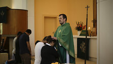 Berlyno &Scaron;ventosios Trejybės evangelikų bažnyčios kunigas Gottfriedas Martensas krik&scaron;tija atvykėlius i&scaron; Irano.