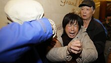 &bdquo;Malaysian Airlines&ldquo; dingusio lėktuvo keleivių artimųjų reakcija i&scaron;girdus naujienas, kad niekas i&scaron; jame buvusių žmonių nei&scaron;gyveno.