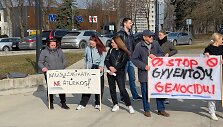 Piketas dėl Kazoki&scaron;kių sąvartyno tar&scaron;os prie Elektrėnų savivaldybės