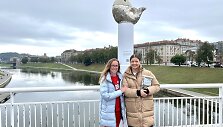 Fondo direktorė Justina Žukauskienė ir menininkė Agnė Ki&scaron;onaitė