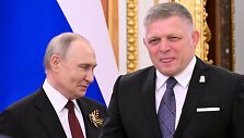Vladimiras Putinas ir Robertas Fico / ALEXANDER NEMENOV / AFP