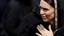 Kovo 22 d. Naujosios Zelandijos ministrė pirmininkė Jacinda Ardern pasibaigus mi&scaron;ioms, skirtoms Kraistčerčo &scaron;audynių aukoms atminti