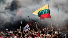 Prie Seimo vyksta protestas dėl planuojamo Vyriausybės ribojimų neturintiems Galimybių paso