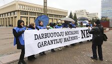 Lietuvos profesinių sąjungų konfederacijos piketas prie&scaron; skubotą socialinio modelio projekto priėmimą