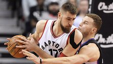 Jonas Valančiūnas ir Blake'as Griffinas