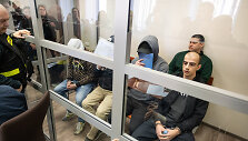Lydint gausioms policijos pajėgoms &scaron;e&scaron;i terorizmu kaltinami užsieniečiai pristatyti į &Scaron;iaulių apygardos teismą / Gintarė Daknytė / BNS