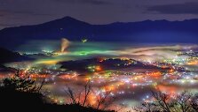 Spalvotų &scaron;viesų i&scaron;margintas rūkas Čičibu mieste, Japonijoje