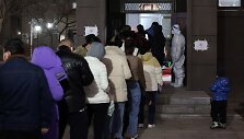 Eilė prie koronaviruso testavimo punkto Čangčune