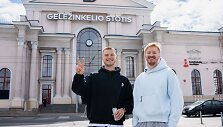 Komikas Markas Žukauskas ir profesionalus krepšininkas Domantas Šeškus penktadienio popietę susitiko ne sporto salėje ar arenoje, o Vilniaus geležinkelio stotyje