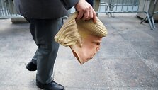 Žmogus ne&scaron;a Donaldo Trumpo kaukę