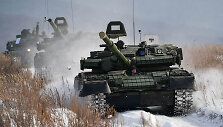 Tankų T-80 kolona pratybose Rusijoje