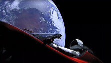 Manekenas Starmanas, pasodintas už &bdquo;Tesla Roadster&ldquo; vairo, jau yra toliau už Marsą