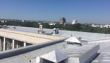 Kauniečiai montuoja saulės kolektorius ant Moldovos parlamento rūmų