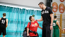 Donatas Motiejūnas su gerbėja Sabrina