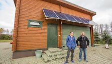 Prietaiso kūrėjai - UAB ,,Saulės grąža\" vadovai, Tomas &Scaron;imanauskas ir Žydrūnas Zalieckas, prie Vilniaus raj. nuosavame name įrengtų saulės baterijų su ,,Nectar Sun&rdquo; sistema.