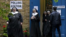 Britanijos rinkėjai pradėjo balsuoti istoriniame referendume dėl tolesnės &scaron;alies narystės Europos Sąjungoje