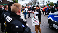Vokietijoje tūkstančiai žmonių protestavo prie&scaron; karantino suvaržymus