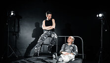 Scena i&scaron; spektaklio &bdquo;Kai kurios erelių rū&scaron;ys&ldquo;