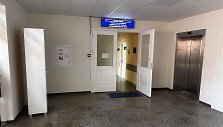 Tragedija įvyko kai Jurbarko ligoninės Psichosomatiniame skyriuje, kuriame yra ir Vidaus ligų skyriaus neurologijos-terapijos lovos, gulėjęs pacientas griebė la&scaron;elinės stovą ir juo daužė vaik&scaron;čioti negalėjusį vyrą.