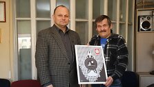 Alytaus nakvynės namų direktorius A.Galakvo&scaron;čius ir Rimantas &Scaron;aparnis (de&scaron;inėje)