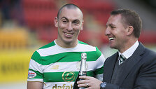 &bdquo;Celtic&ldquo; treneris B.Rodgersas (de&scaron;inėje) &scaron;venčia rekordą: 63-ąsias namie nepralaimėtas rungtynes.