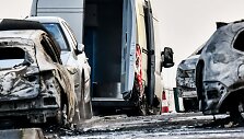 Nusikaltėliai padegė apiplė&scaron;tą ma&scaron;iną greitkelyje
