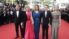 Filmo &bdquo;La Tete Haute&ldquo; komanda (i&scaron; de&scaron;inės): Sara Forestier, Rodas Paradot, režisierė Emmanuelle Bercot, Catherine Deneuve ir Benoit Magimelis
