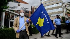 Vyras laiko Kosovo vėliavą