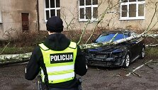 Klaipėdoje vėtra nulaužė ir užvertė beržą ant "Volvo" automobilio