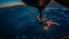JAV karinių oro pajėgų lėktuvas &bdquo;KC-135 Stratotanker&ldquo; pildo degalų atsargas JAV karinio jūrų laivyno lėktuvui &bdquo;F/A-18F Super Hornet&ldquo; vir&scaron; Artimųjų Rytų operacijos &bdquo;Epic Fury&ldquo; metu