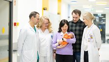 Mažoji pacientė su &scaron;eima ir gydytojais
