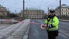 Policija atitvėrė teritoriją aplink Prahos universitetą.
