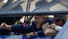 Į kalėjimą vedamas Luizas Inacio Lula da Silva
