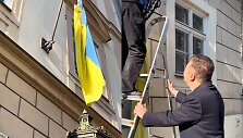Tomio Okamura nukabina Ukrainos vėliavą