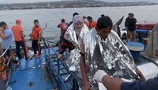 Po kelto nelaimės Filipinuose i&scaron;gelbėti keleiviai / HANDOUT / AFP