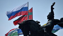 Rusijos ir Padniestrės Moldovos Respublikos vėliavos Tiraspolyje &scaron;alia Rusijos XVIII amžiaus karvedžio Aleksandro Suvorovo statulos