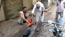 Varginanti kaitros banga Pakistane