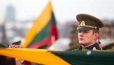Gedimino pilies bok&scaron;te i&scaron;kelta Lietuvos vėliava