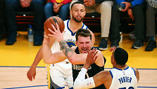 Luka Dončičius prie&scaron; Stepheną Curry ir Otto Porterį Jr.