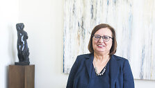 &Scaron;arūnas Birutis įteikė garbės ženklą &bdquo;Ne&scaron;k savo &scaron;viesą ir tikėk&ldquo; menotyrininkei prof. dr. Ramintai Jurėnaitei