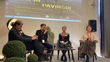 Klaipėdos knygų mugės dalyviai diskutavo apie privalomos lietuvių literatūros sąra&scaron;o mokiniams sudarymą.