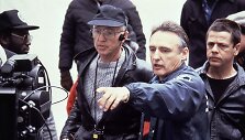 Operatorius Haskellas Wexleris ir režisierius Dennisas Hopperis kuriant filmą &bdquo;Colors&ldquo; (1988 m.)