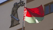 Baltarusijos vėliava prie&scaron;ais teismo pastatą Minske. / Vasily Fedosenko / REUTERS