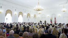 Prezidentė Dalia Grybauskaitė pasveikino ir ordino &bdquo;Už nuopelnus Lietuvai&ldquo; medaliu apdovanojo daugiavaikes motinas