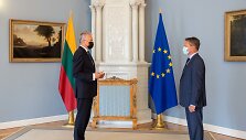 Prezidentas įteikia skiriamuosius ra&scaron;tus Lietuvos nepaprastajam ir įgaliotajam ambasadoriui prie Tarptautinių organizacijų Vienoje Vaidotui Verbai