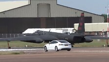 &bdquo;Tesla Model S&ldquo; ir žvalgybos lėktuvas &bdquo;Lockheed&ldquo;