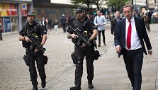 Policininkai patruliuoja Didžiosios Britanijos gatvėse
