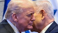 Benjaminas Netanyahu kažką sako Donaldui Trumpui / EVELYN HOCKSTEIN / AFP
